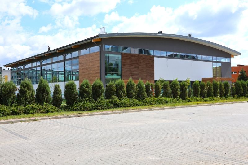 Hala-ZSO-w-Mielcu-widok-od-strony-parkingu