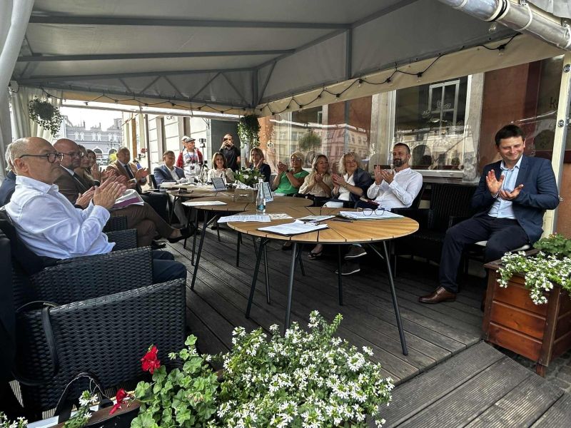 00e220d3-8f94-46cd-8092-a943a1d6330d