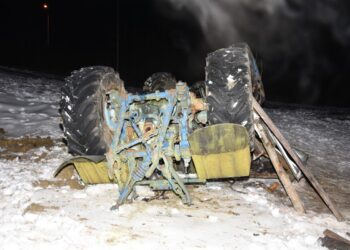 Ciągnik przewrócił się na&nbsp;dach i&nbsp;przygniótł trzech mężczyzn