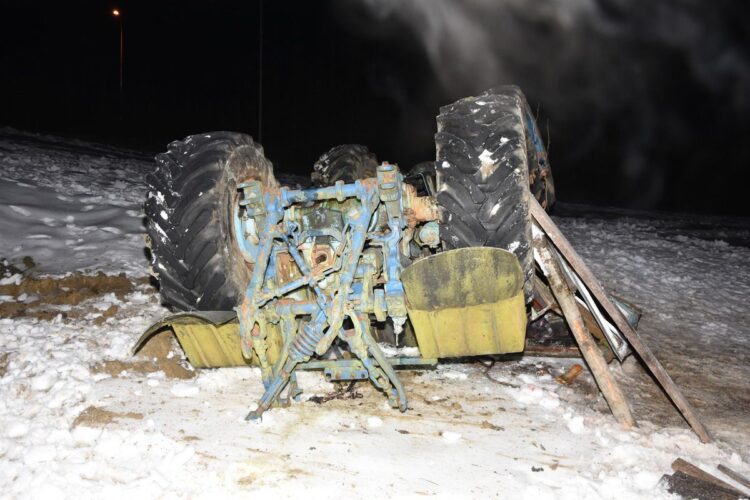 Ciągnik przewrócił się na dach i przygniótł trzech mężczyzn 1 - Polskie Radio Rzeszów Ciągnik przewrócił się na dach i przygniótł trzech mężczyzn