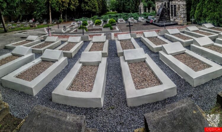 Kolejne mogiły zostaną odnowione na Cmentarzu Wojskowym w Dębicy