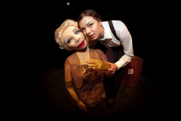 Scena Teatralna Polskiego Radia Rzeszów zaprasza na spektakl „Złamane paznokcie: Rzecz o Marlenie Dietrich" 1 - Polskie Radio Rzeszów Scena Teatralna Polskiego Radia Rzeszów zaprasza na spektakl „Złamane paznokcie: Rzecz o Marlenie Dietrich”