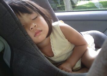 Jak przewozić dzieci w&nbsp;fotelikach?