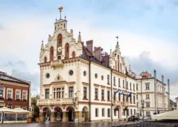 Rzeszowski ratusz w&nbsp;barwach narodowych Ukrainy i&nbsp;koncert „Stay Together”