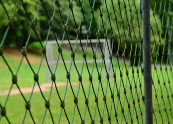 Dwaj mieszkańcy gminy Niwiska odpowiedzą za&nbsp;zniszczenie boiska szkolnego