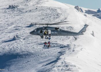 Desant antyterrorystów i&nbsp;ratowników górskich. Ćwiczenia w&nbsp;Bieszczadach (zdjęcia)
