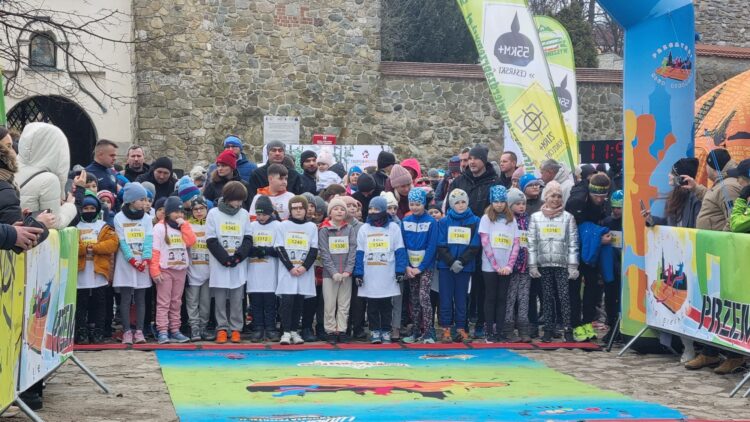 Setka dzieci uczciła Żołnierzy Niezłomnych 1 - Polskie Radio Rzeszów Setka dzieci uczciła Żołnierzy Niezłomnych