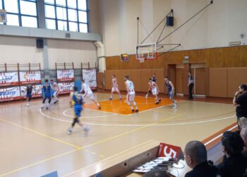 Nieznaczna przegrana z&nbsp;liderem