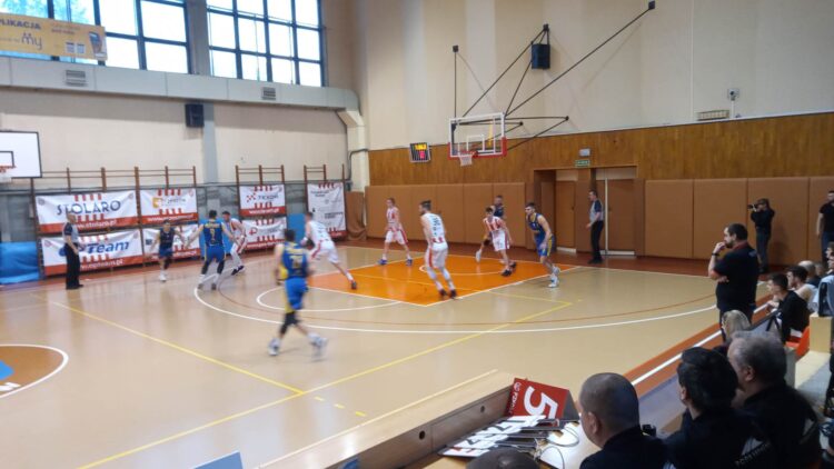 Nieznaczna przegrana z liderem