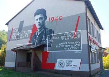 Odsłonięto mural poświęcony zamordowanemu w&nbsp;Katyniu por. Franciszkowi Majewskiemu