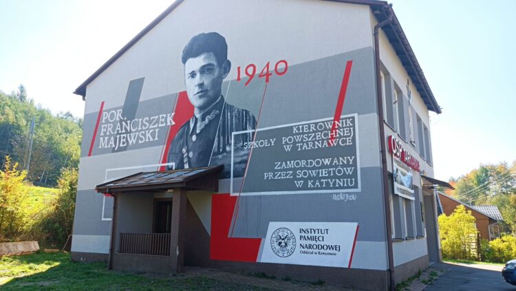 Odsłonięto mural poświęcony zamordowanemu w Katyniu por. Franciszkowi Majewskiemu 1 - Polskie Radio Rzeszów Odsłonięto mural poświęcony zamordowanemu w Katyniu por. Franciszkowi Majewskiemu