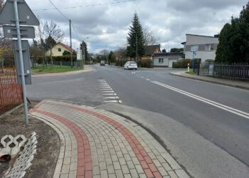 Nowy chodnik przy drodze krajowej nr&nbsp;19 w&nbsp;Lutczy