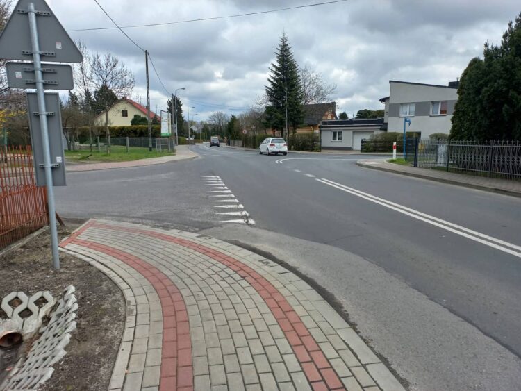 Nowy chodnik przy drodze krajowej nr 19 w Lutczy