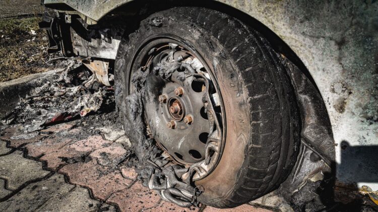 20-latek podpalił samochód w Sanoku