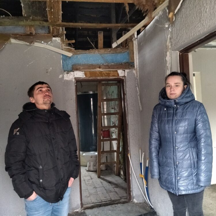 Młode małżeństwo z trójką dzieci czeka na pomoc