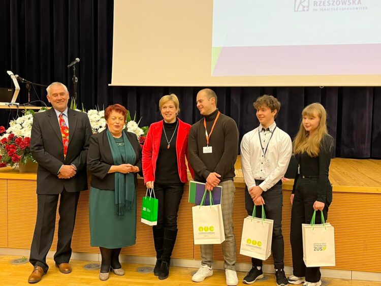 Dębiccy uczniowie w finale olimpiady ZUS 1 - Polskie Radio Rzeszów Dębiccy uczniowie w finale olimpiady ZUS