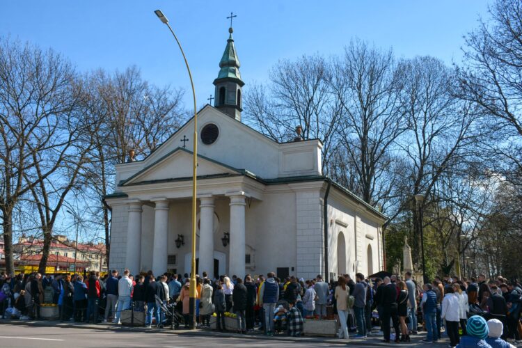 Святкування Великодня у церкві на Targowej. Мистецькі резиденції у Народному домі