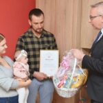 Hania, pierwsze dziecko urodzone w 2023 powitane przez władze miasta 5 - Polskie Radio Rzeszów Hania, pierwsze dziecko urodzone w 2023 powitane przez władze miasta - Polskie Radio Rzeszów