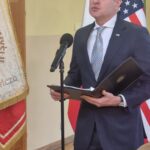 Tablica poświęcona Zbigniewowi Brzezińskiemu odsłonięta w Przemyślu - Polskie Radio Rzeszów