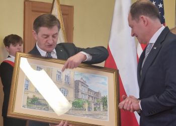 Tablica poświęcona Zbigniewowi Brzezińskiemu odsłonięta w&nbsp;Przemyślu