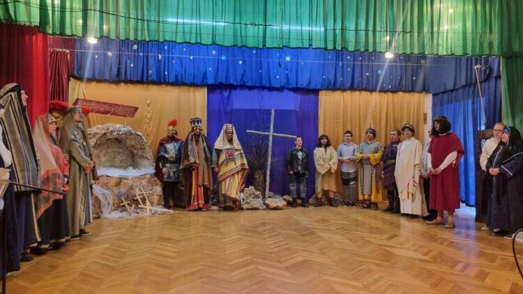 Uczestnicy Warsztatów Terapii Zajęciowej w&nbsp;Korytnikach przedstawili Misterium Męki Pańskiej