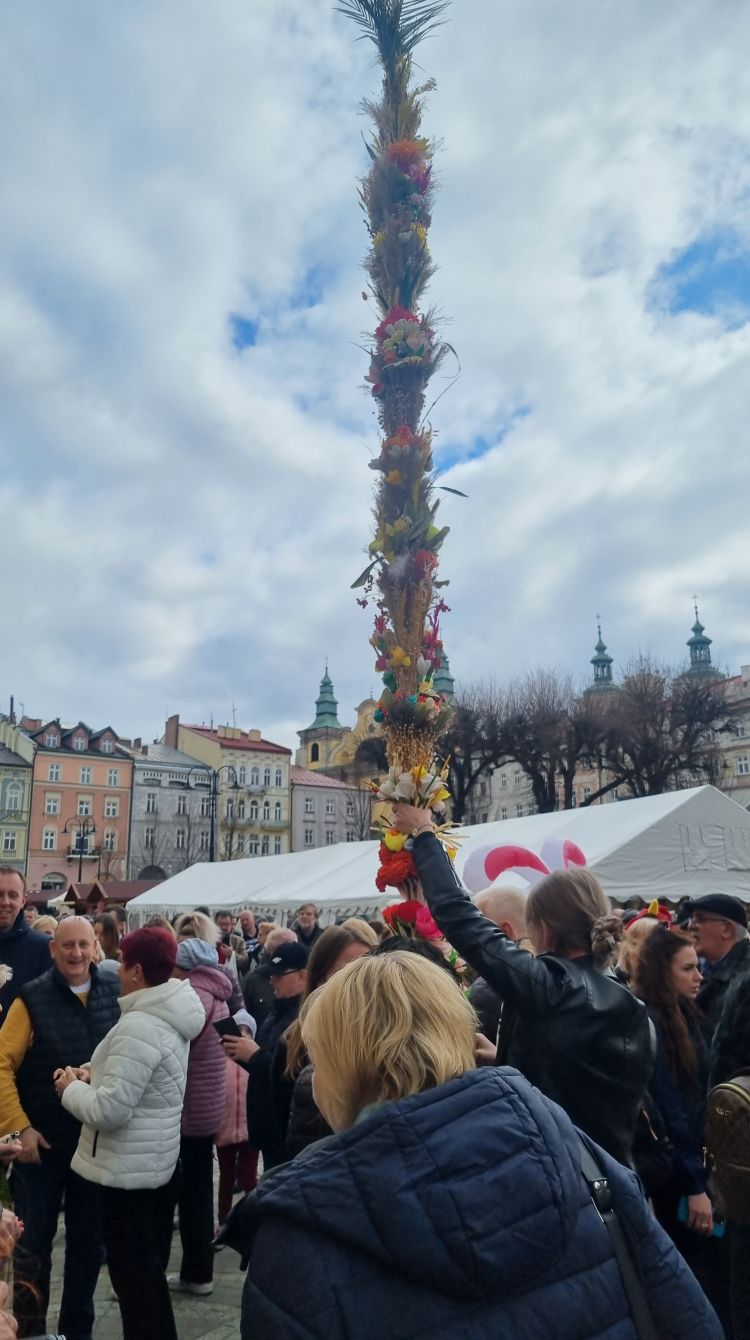 Konkurs na palmę wielkanocną podczas jarmarku w Przemyślu 1 - Polskie Radio Rzeszów Konkurs na palmę wielkanocną podczas jarmarku w Przemyślu