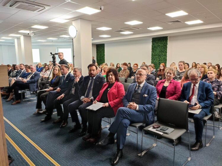 Konferencja w sprawie psychospołecznego dobrostanu młodzieży 1 - Polskie Radio Rzeszów Konferencja w sprawie psychospołecznego dobrostanu młodzieży