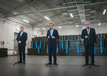 Premier Morawiecki, minister Błaszczak oraz&nbsp;komisarz UE Breton w&nbsp;Nowej Dębie