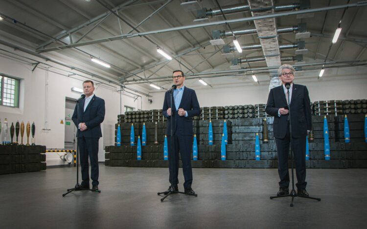 Premier Morawiecki, minister Błaszczak oraz komisarz UE Breton w Nowej Dębie