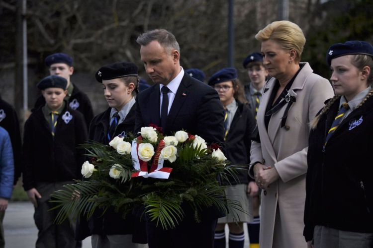 W Markowej prezydent Andrzej Duda oddał hołd rodzinie Ulmów (zdjęcia) 1 - Polskie Radio Rzeszów W Markowej prezydent Andrzej Duda oddał hołd rodzinie Ulmów (zdjęcia)