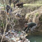 Kto wyrzuca śmieci do rzek? 2 - Polskie Radio Rzeszów Kto wyrzuca śmieci do rzek? - Polskie Radio Rzeszów