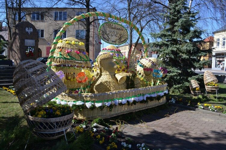 Ogromna "święconka" z wikliny 1 - Polskie Radio Rzeszów Ogromna „święconka” z wikliny