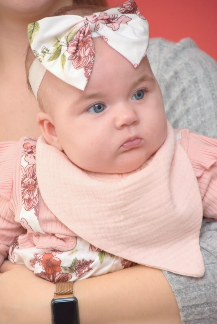 Hania, pierwsze dziecko urodzone w 2023 powitane przez władze miasta 1 - Polskie Radio Rzeszów Hania, pierwsze dziecko urodzone w 2023 powitane przez władze miasta