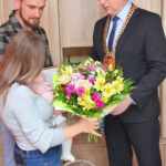 Hania, pierwsze dziecko urodzone w 2023 powitane przez władze miasta 3 - Polskie Radio Rzeszów Hania, pierwsze dziecko urodzone w 2023 powitane przez władze miasta - Polskie Radio Rzeszów