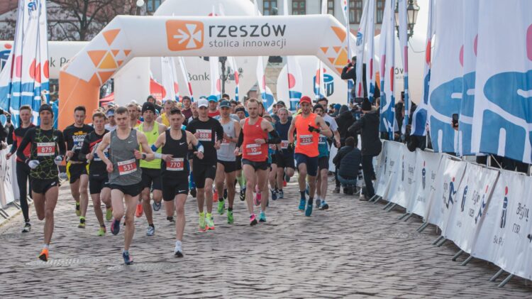 W niedzielę 16. Półmaraton Rzeszowski. Utrudnienia dla kierowców 1 - Polskie Radio Rzeszów W niedzielę 16. Półmaraton Rzeszowski. Utrudnienia dla kierowców
