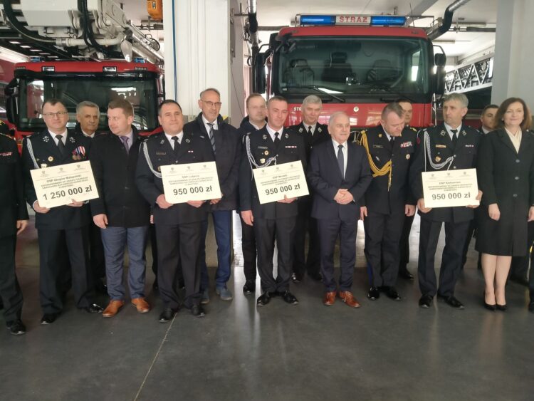Wozy strażackie dla jednostek OSP z powiatu rzeszowskiego