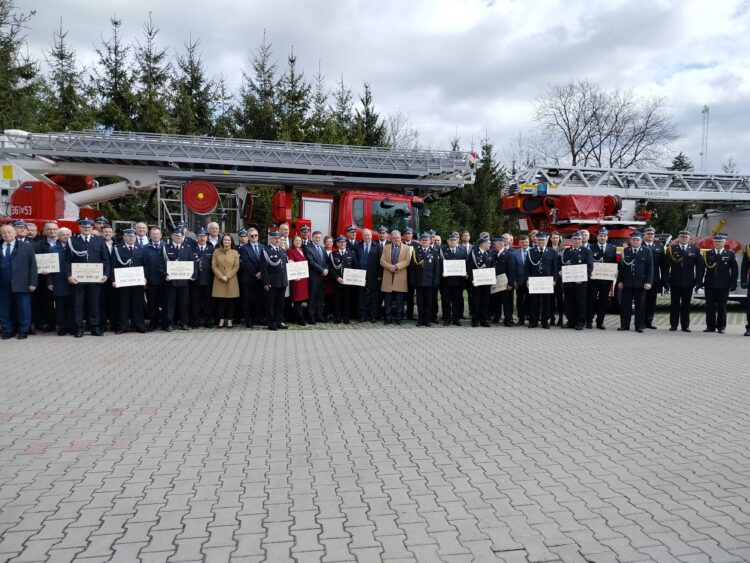 Kolejne promesy na zakup samochodów strażackich 1 - Polskie Radio Rzeszów Kolejne promesy na zakup samochodów strażackich