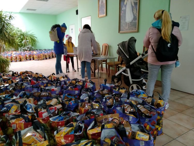 Caritas rozdaje przedświąteczne paczki 1 - Polskie Radio Rzeszów Caritas rozdaje przedświąteczne paczki