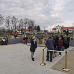 W Markowej prezydent Andrzej Duda oddał hołd rodzinie Ulmów (zdjęcia) 9 - Polskie Radio Rzeszów W Markowej prezydent Andrzej Duda oddał hołd rodzinie Ulmów (zdjęcia) - Polskie Radio Rzeszów