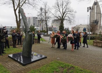 Uroczystość pod&nbsp;Pomnikiem Smoleńskim w&nbsp;Rzeszowie (zdjęcia)