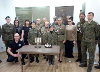 Unikatowe zdjęcia z&nbsp;katyńskich „dołów śmierci”