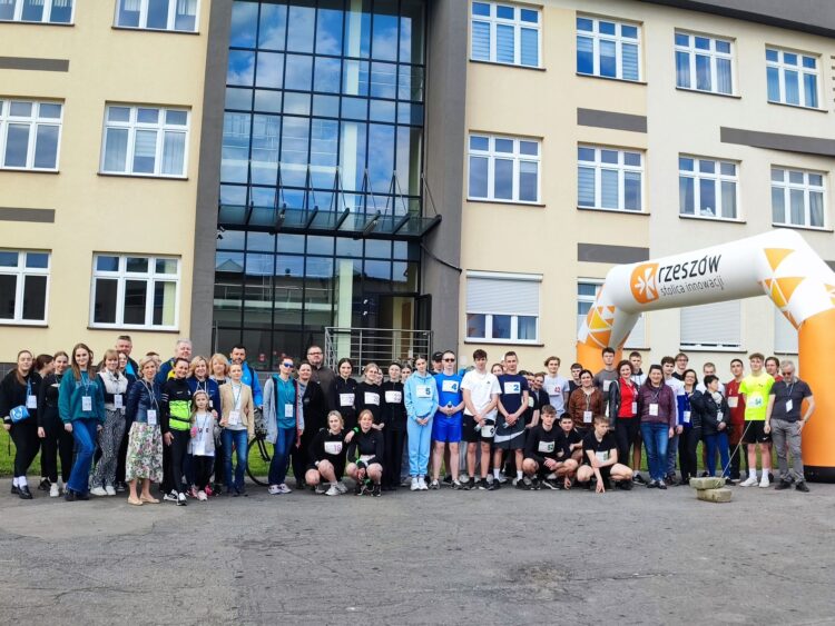 „Pomaganie przez bieganie” - mieszkańcy internatów pobiegli dla rzeszowskich hospicjów 1 - Polskie Radio Rzeszów „Pomaganie przez bieganie” – mieszkańcy internatów pobiegli dla rzeszowskich hospicjów