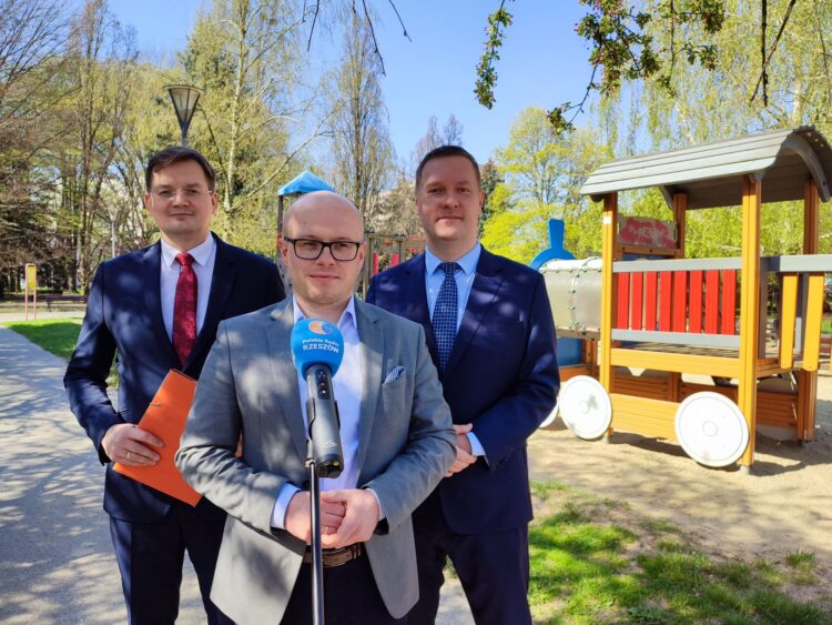 Radni PiS proponują utworzenie w stolicy województwa dużego parku zabaw 1 - Polskie Radio Rzeszów Radni PiS proponują utworzenie w stolicy województwa dużego parku zabaw