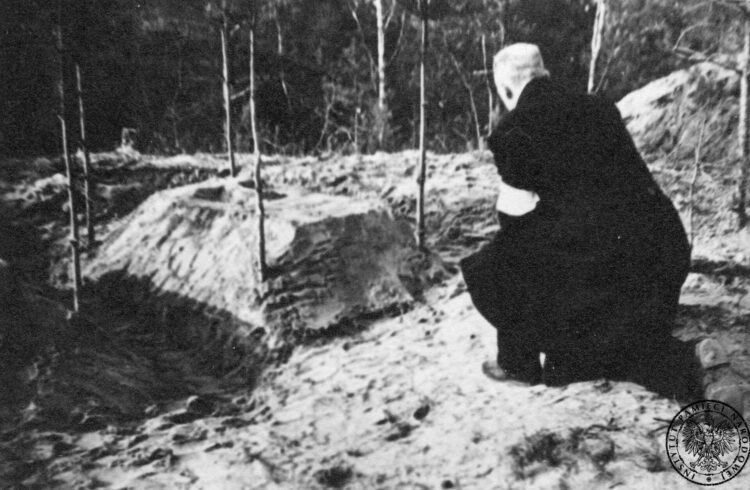 Dzień Pamięci Ofiar Zbrodni Katyńskiej. Mieszkańcy regionu oddają hołd zamordowanym 1 - Polskie Radio Rzeszów Dzień Pamięci Ofiar Zbrodni Katyńskiej. Mieszkańcy regionu oddają hołd zamordowanym