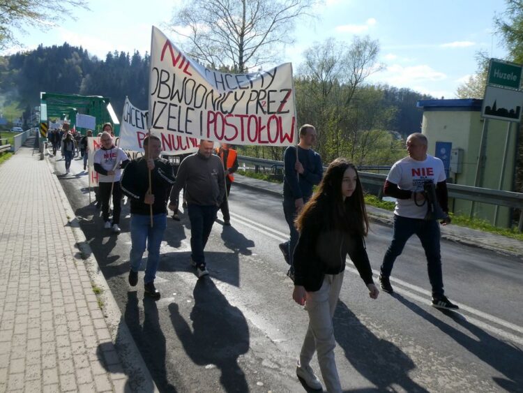 Protest na rondzie w Lesku