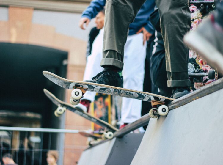 Warsztaty jazdy na deskorolce i hulajnodze