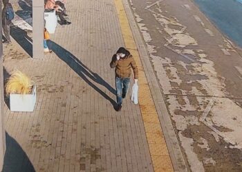 Policja szuka mężczyzny ze&nbsp;zdjęcia. Chodzi o&nbsp;oszukanie 80-latki