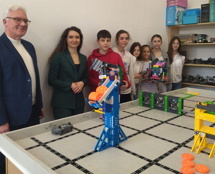 Spotkanie pełnomocnika ds. transformacji cyfrowej z młodymi robotykami 1 - Polskie Radio Rzeszów Spotkanie pełnomocnika ds. transformacji cyfrowej z młodymi robotykami