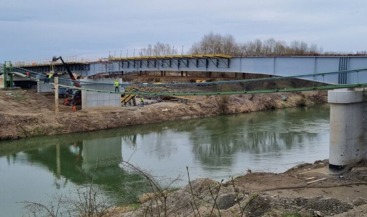 Przybiera woda w Sanie