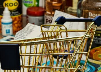 Caritas rozdaje potrzebującym żywność na&nbsp;święta